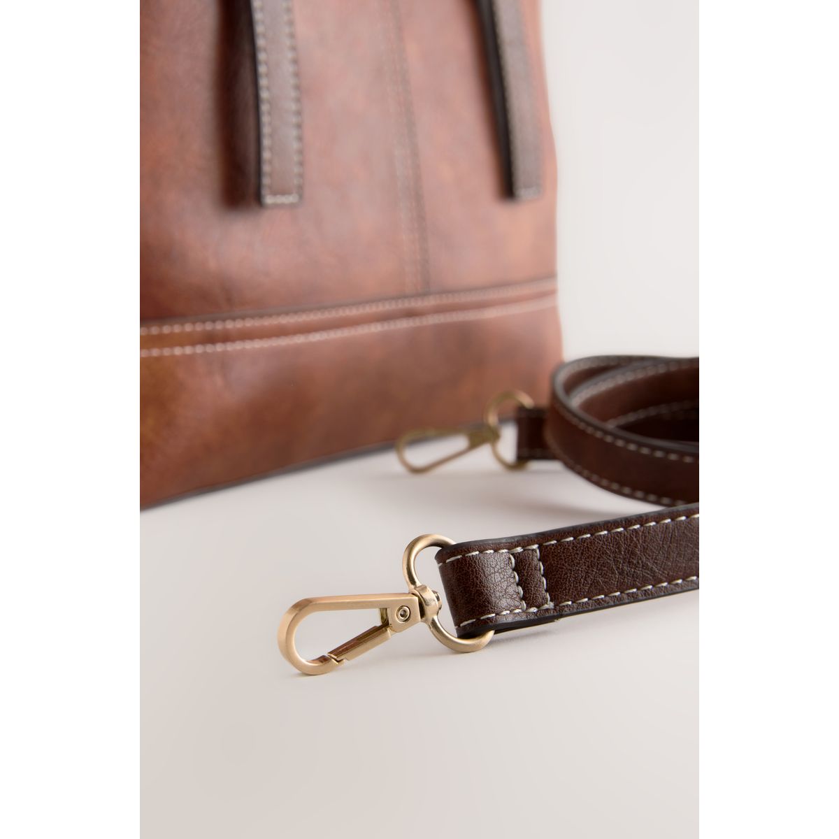 Sac à main avec boucle marron fauve, NEXT