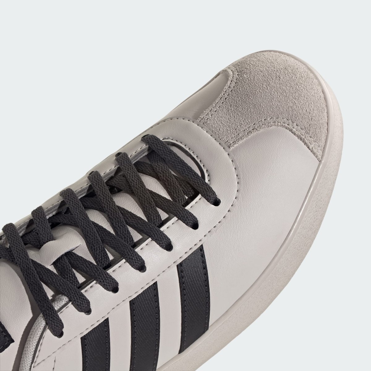Chaussure Vl Court Audi Revolut F1 Team Chaussure Vl Court Audi Revolut F1 Team chalk pearl / utility black / hi-res red, adidas Performance