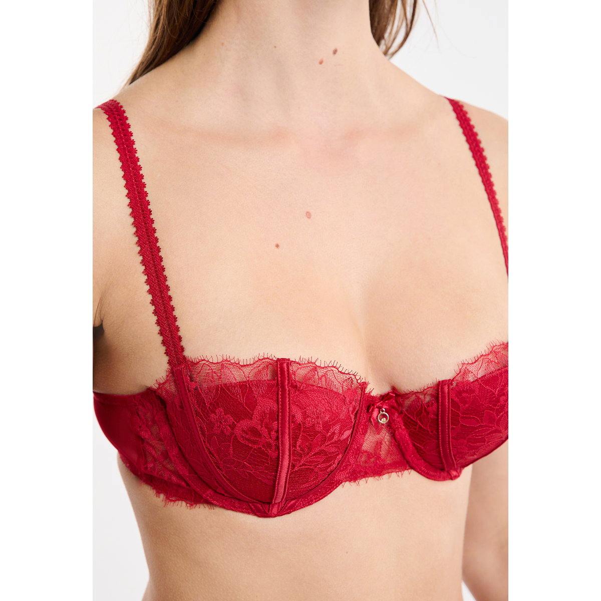 Soutien-gorge push up balconnet en satin et dentelle eyelash MASCARADE rouge, ETAM