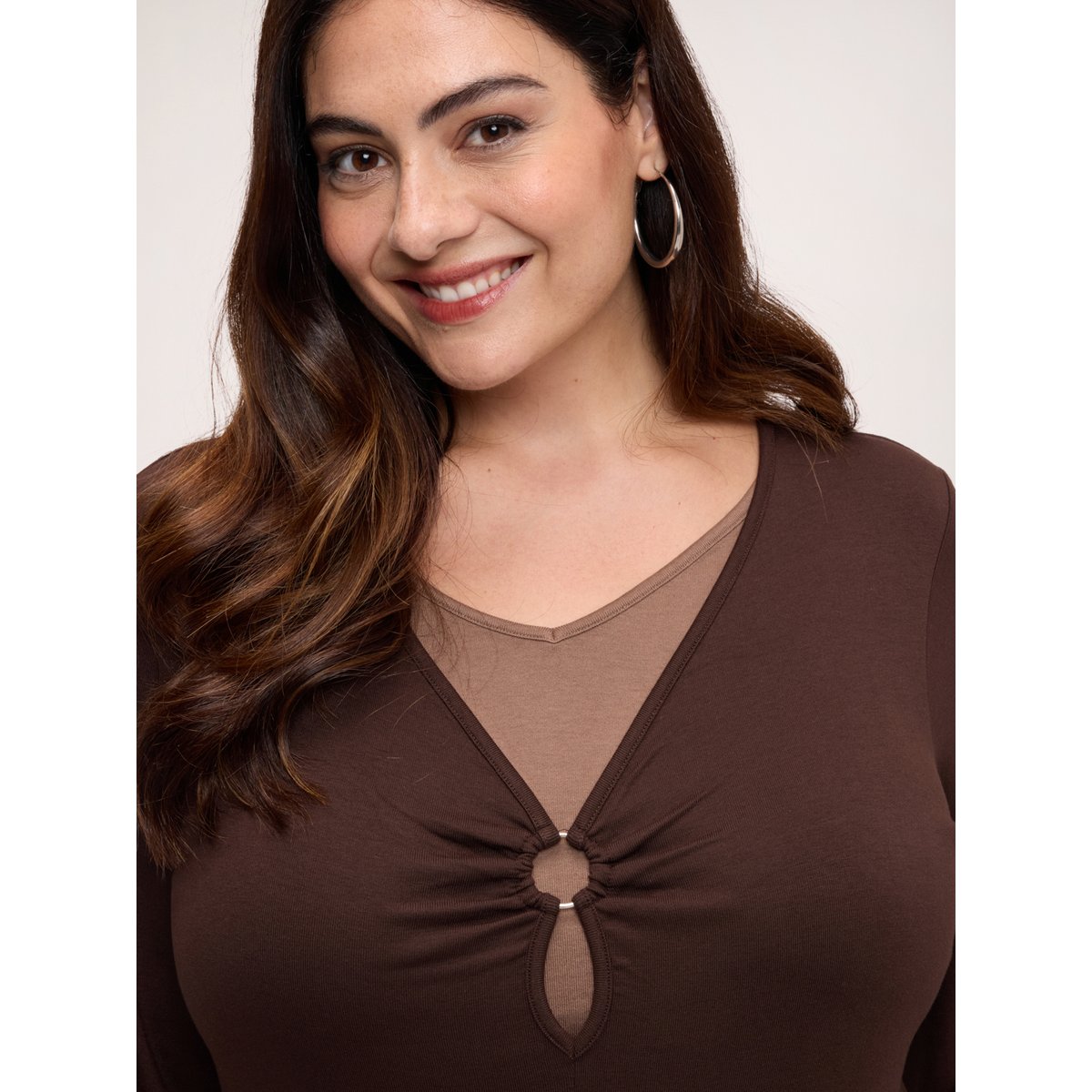 T-shirt avec empiècement col en V marron, FIORELLA RUBINO