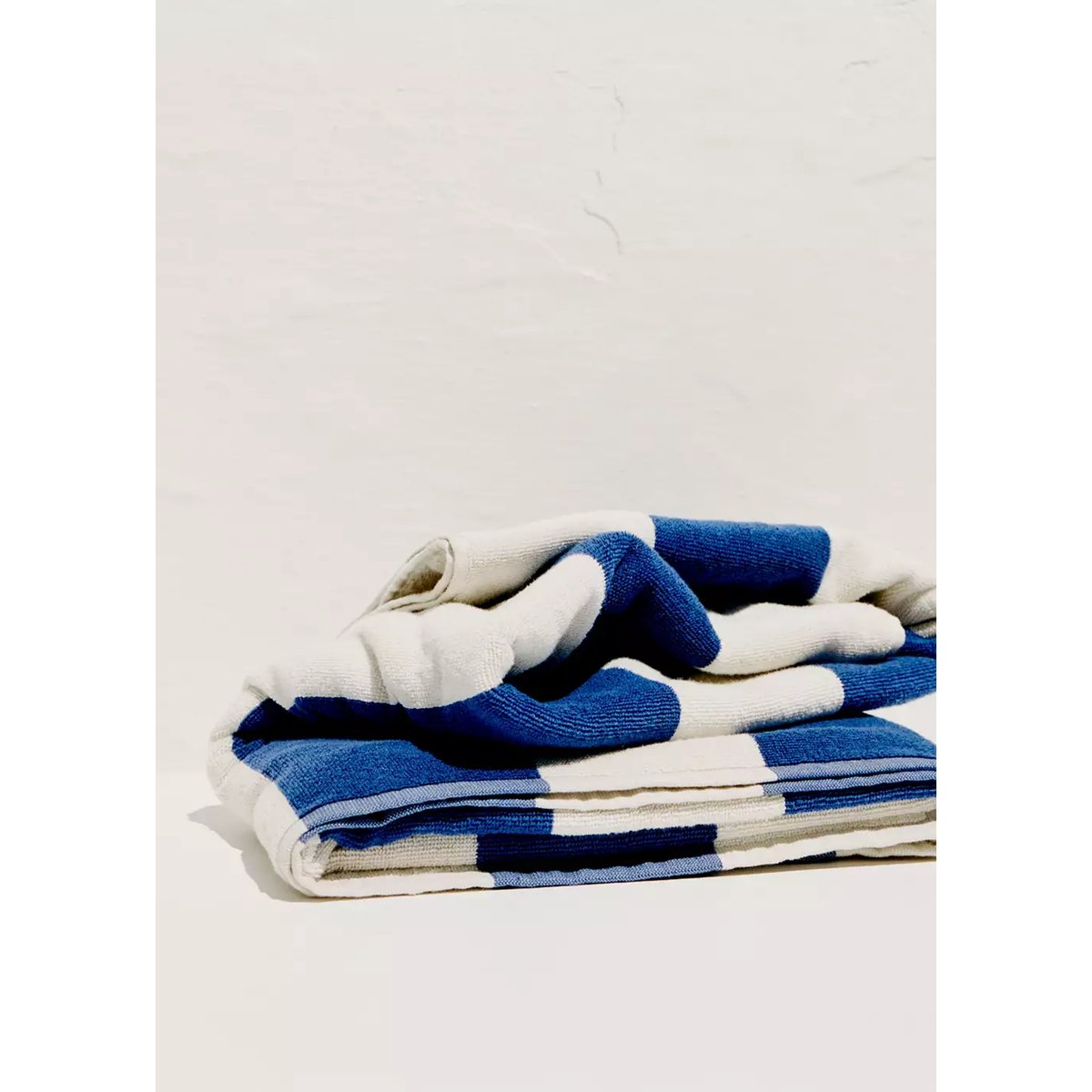 Serviette plage en coton bouclette à rayures bleu électrique, MANGO HOME