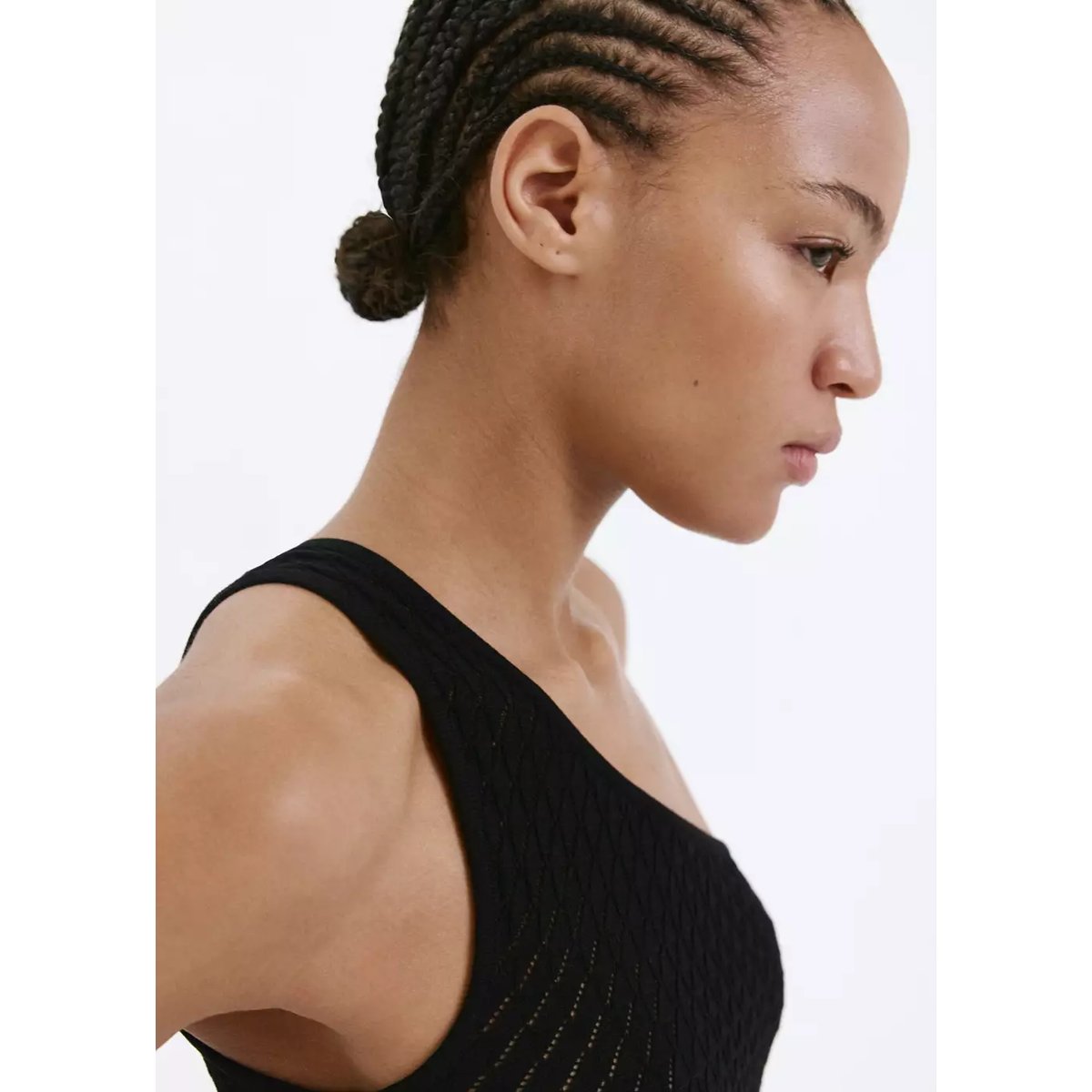 Top asymétrique en maille ajourée noir, MANGO