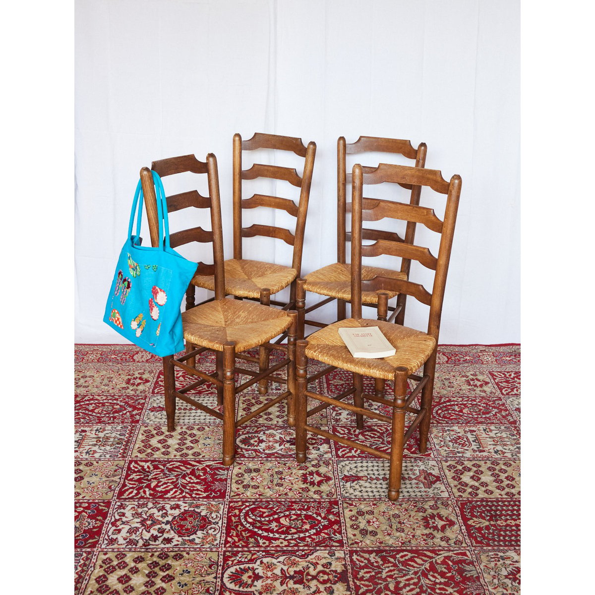 Lot de 4 chaises en paille Claude N°1436 - Bon état bois foncé, DEBONGOUT