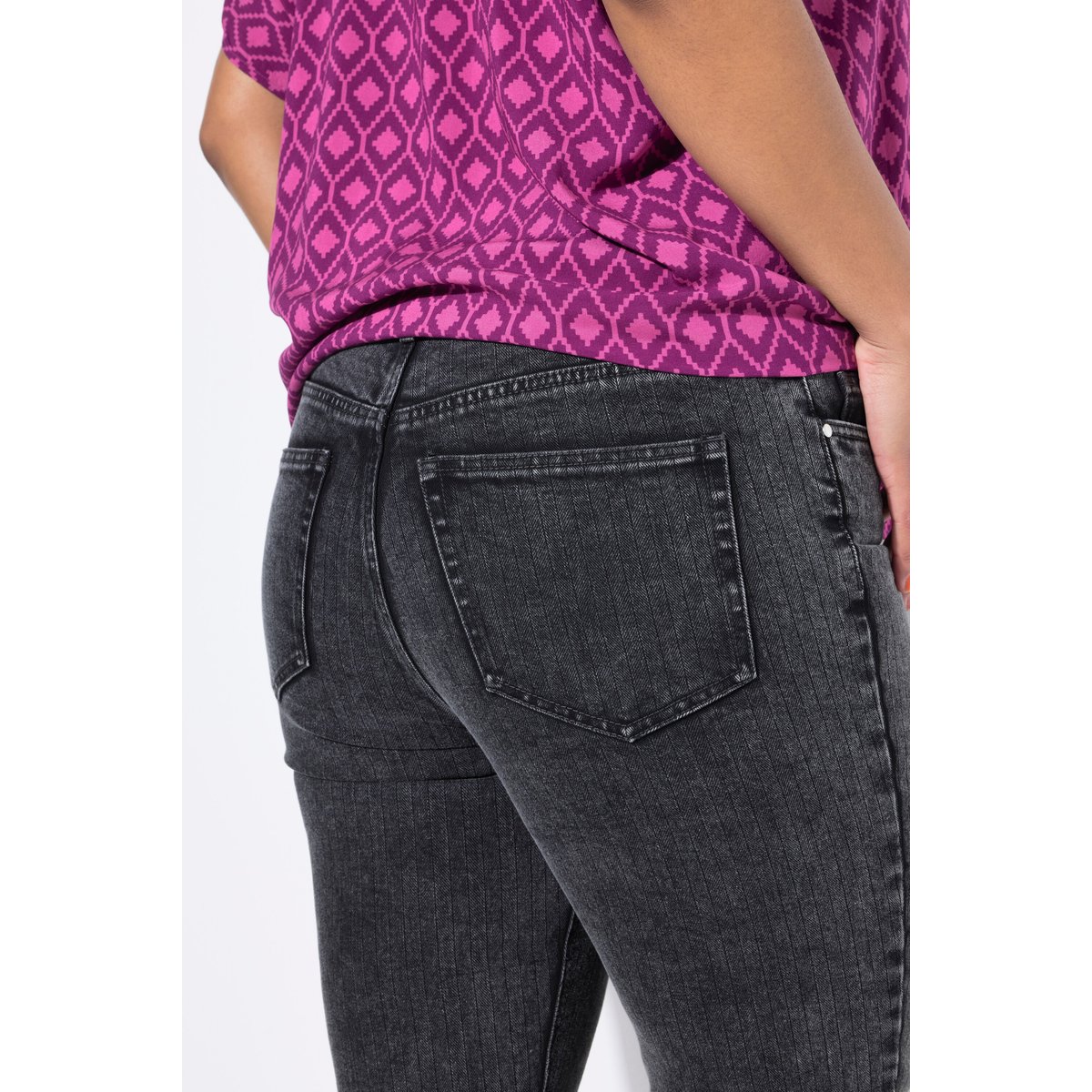 Jean Mom 5 poches, fines rayures jean gris, STUDIO UNTOLD