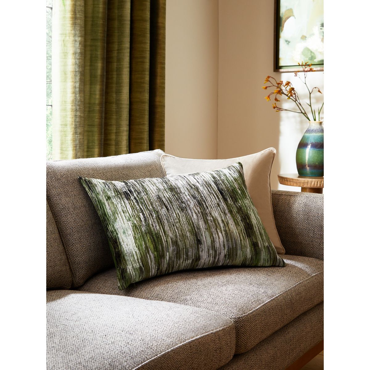 Coussin rayé en velours effet flou vert, NEXT