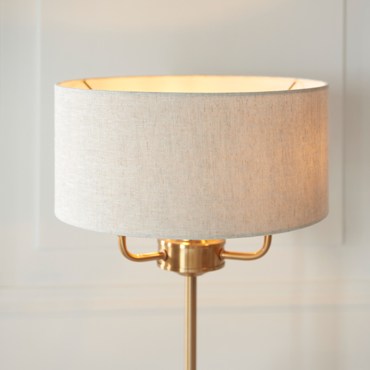 Harrington 3-Light Table Lamp in Vintage Brass natural, ÉDITÉ