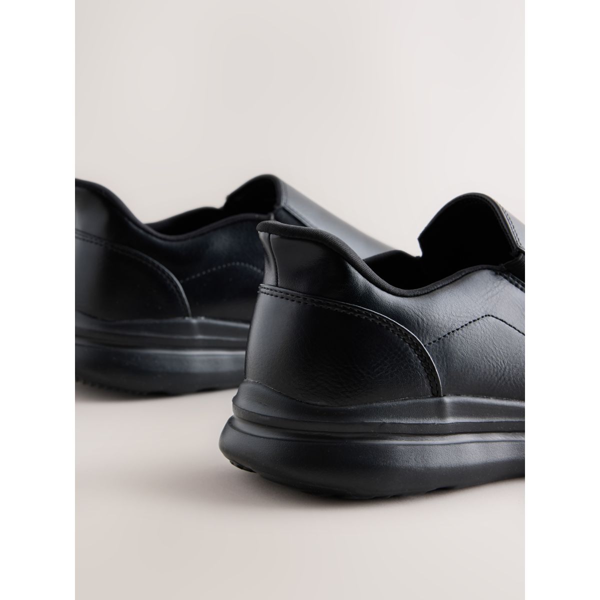 Chaussure à enfiler avec plastron noir, NEXT