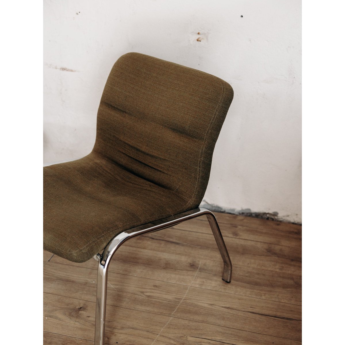 Fauteuil kaki Jakob N°252 - Bon état kaki, DEBONGOUT