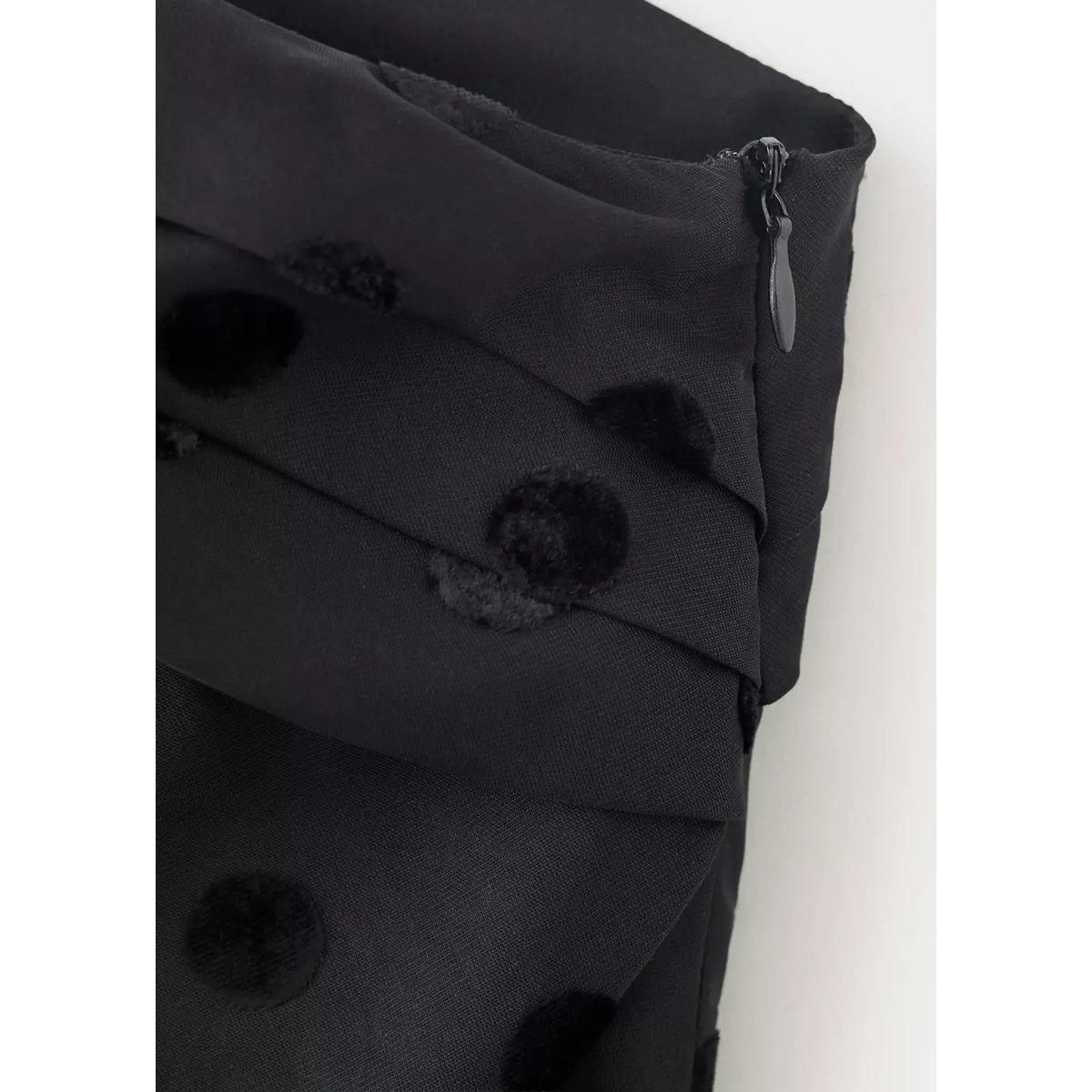 Top asymétrique plumetis noir, MANGO