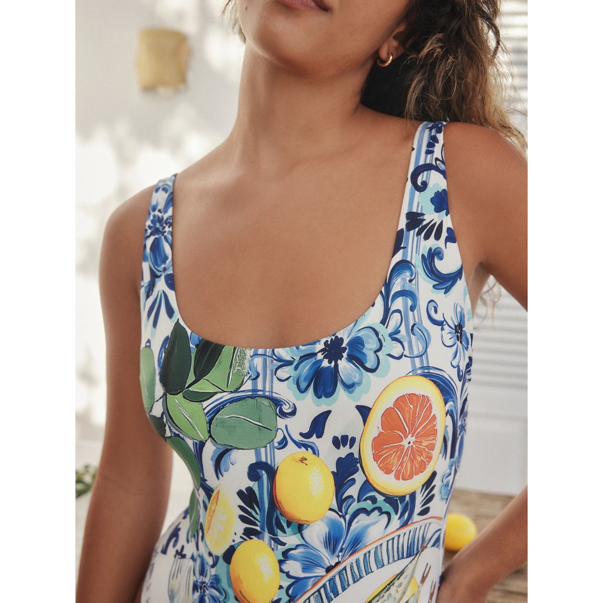 Maillot de bain gainant à encolure dégagée motif sardine en porcelaine bleue et blanche, NEXT
