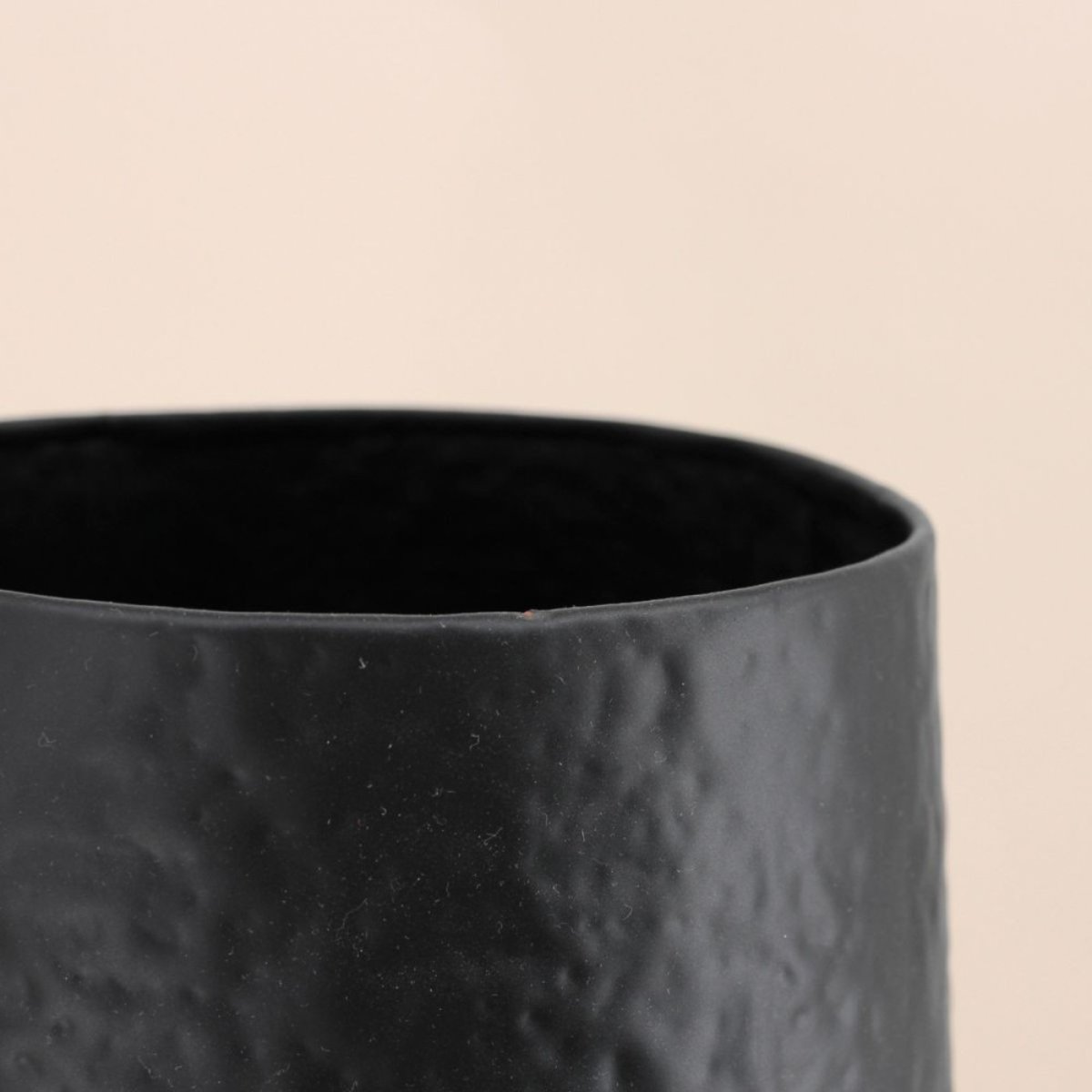 Vase design en métal martelé, H65cm noir, ORNAMI
