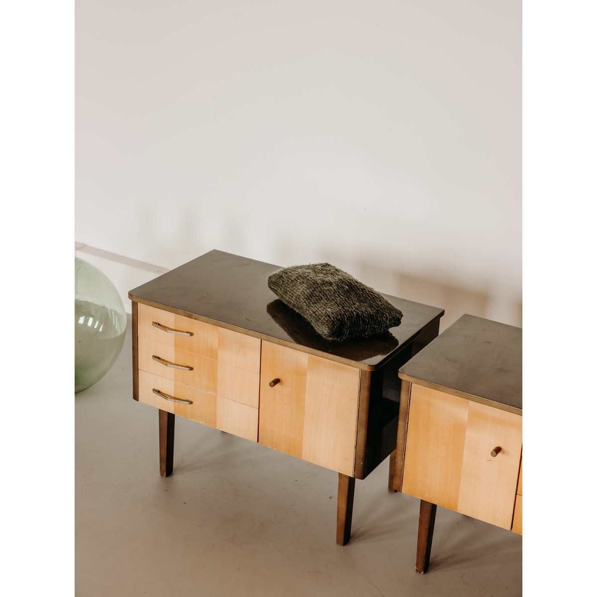 Paire de tables de chevet au placage en bois Maïa N°1593 - Bon état bois foncé, DEBONGOUT