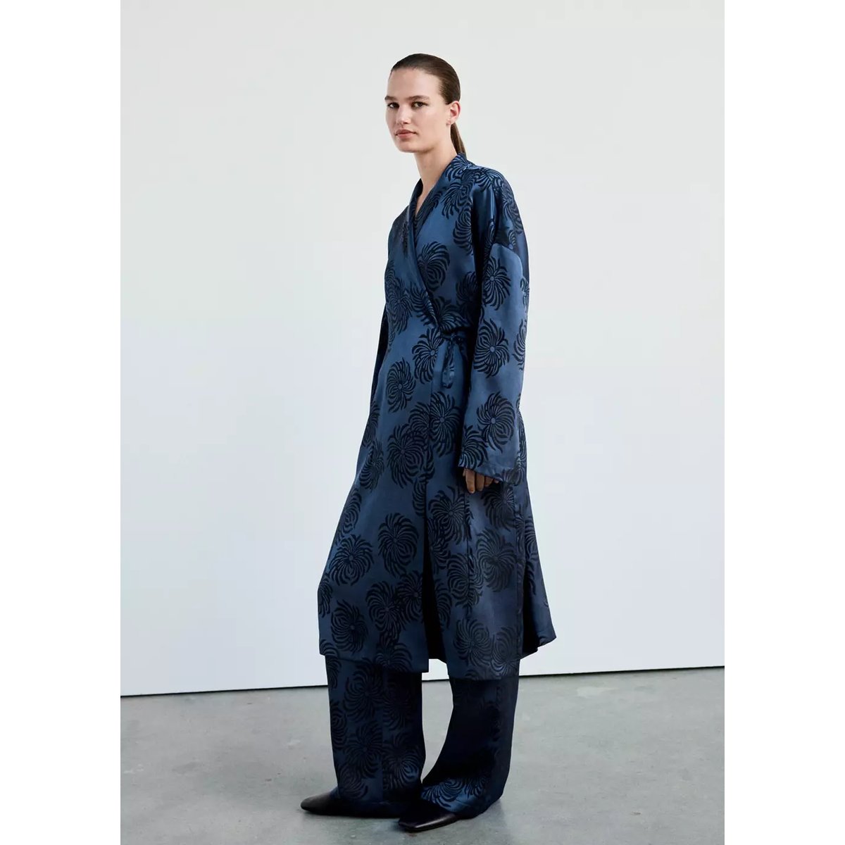 Pantalon satiné jacquard bleu nuit, MANGO