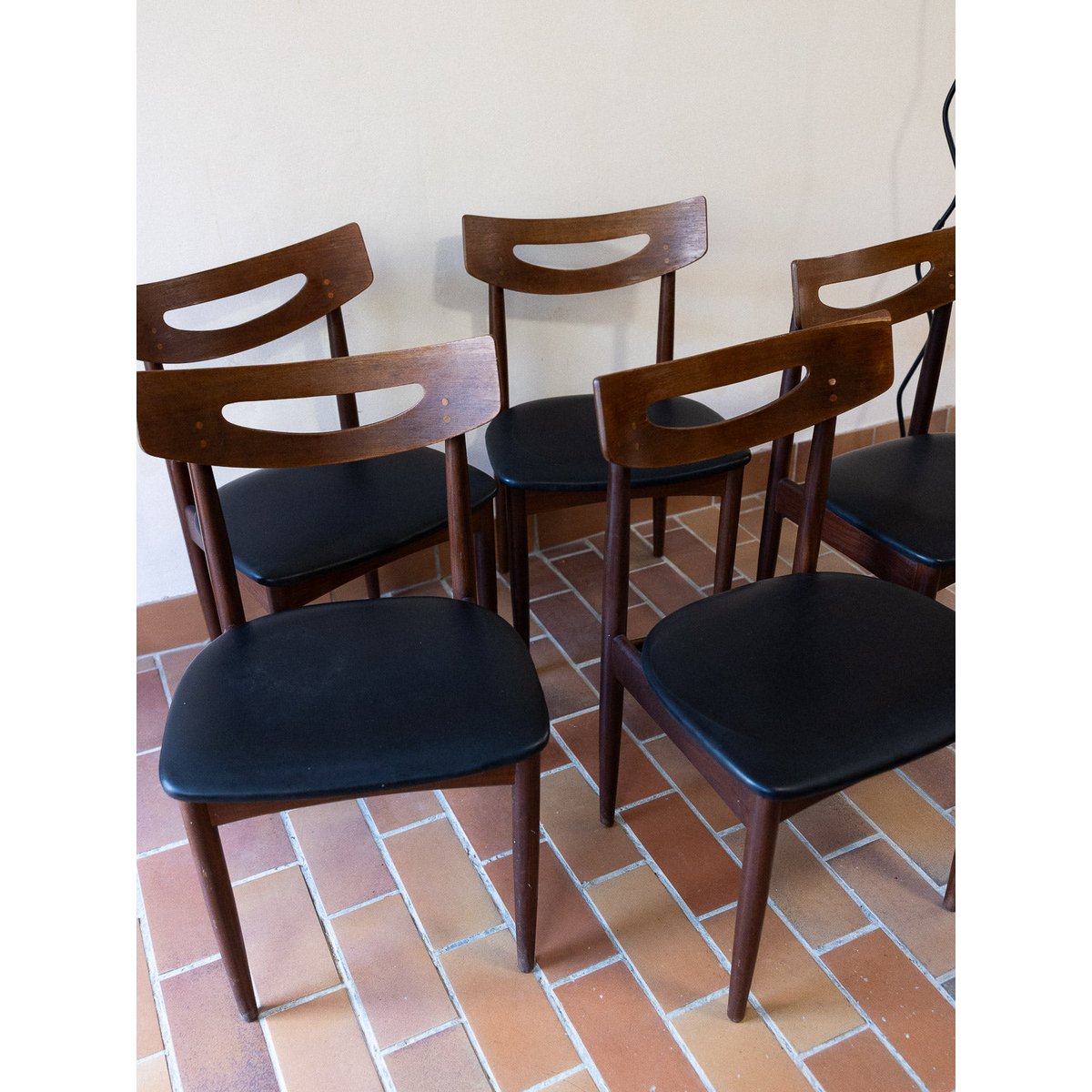 Lot de 5 sublimes chaises Alma N°1800 - Bon état bois foncé, DEBONGOUT