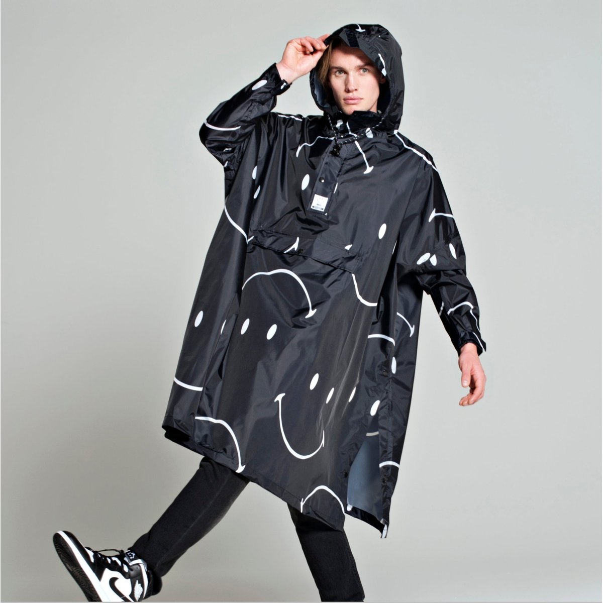 Poncho de pluie imperméable CLASSIC SMILE X SMILEY smile classique noir/blanc, RAINKISS