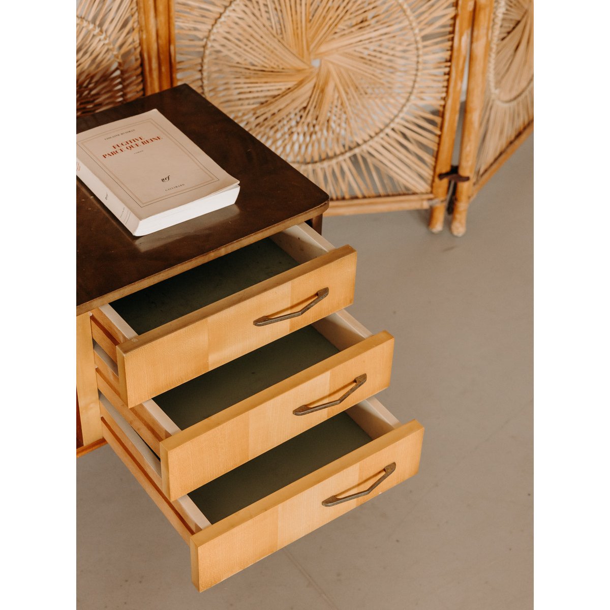 Paire de tables de chevet au placage en bois Maïa N°1593 - Bon état bois foncé, DEBONGOUT