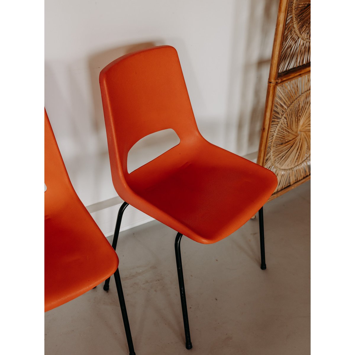 Paire de chaises oranges aux allures rétro Alma N°2002 - Bon état rouge, DEBONGOUT