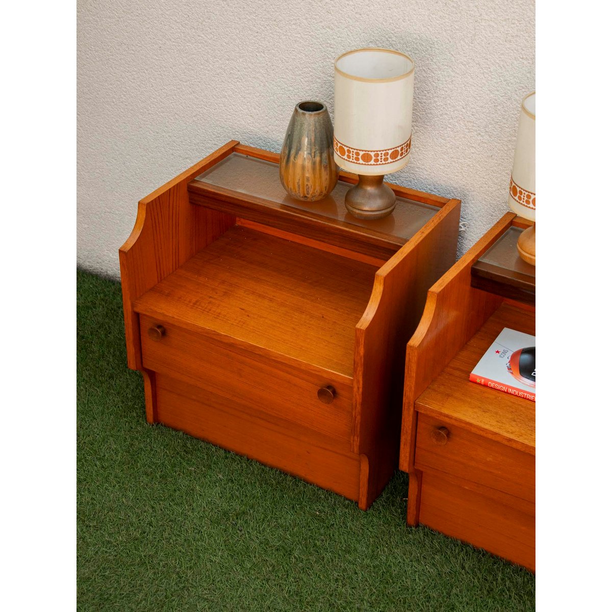 Paire de tables de chevets aux néons lumineux Maïa N°1501 - Bon état bois foncé, DEBONGOUT