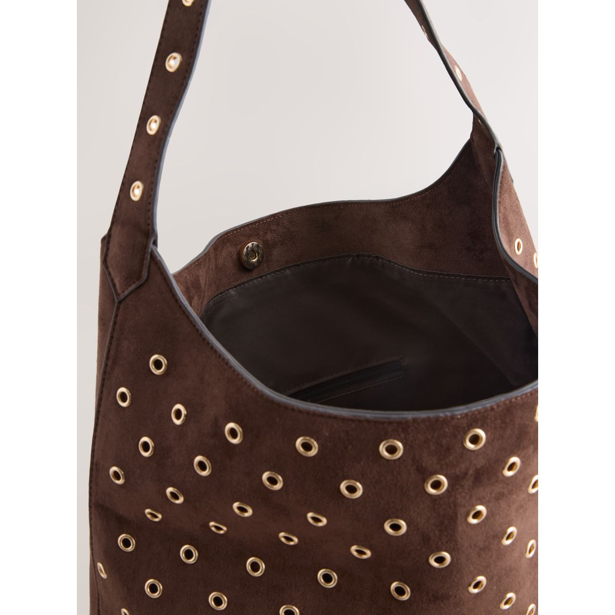 Sac souple à bandoulière en daim synthétique marron chocolat, NEXT