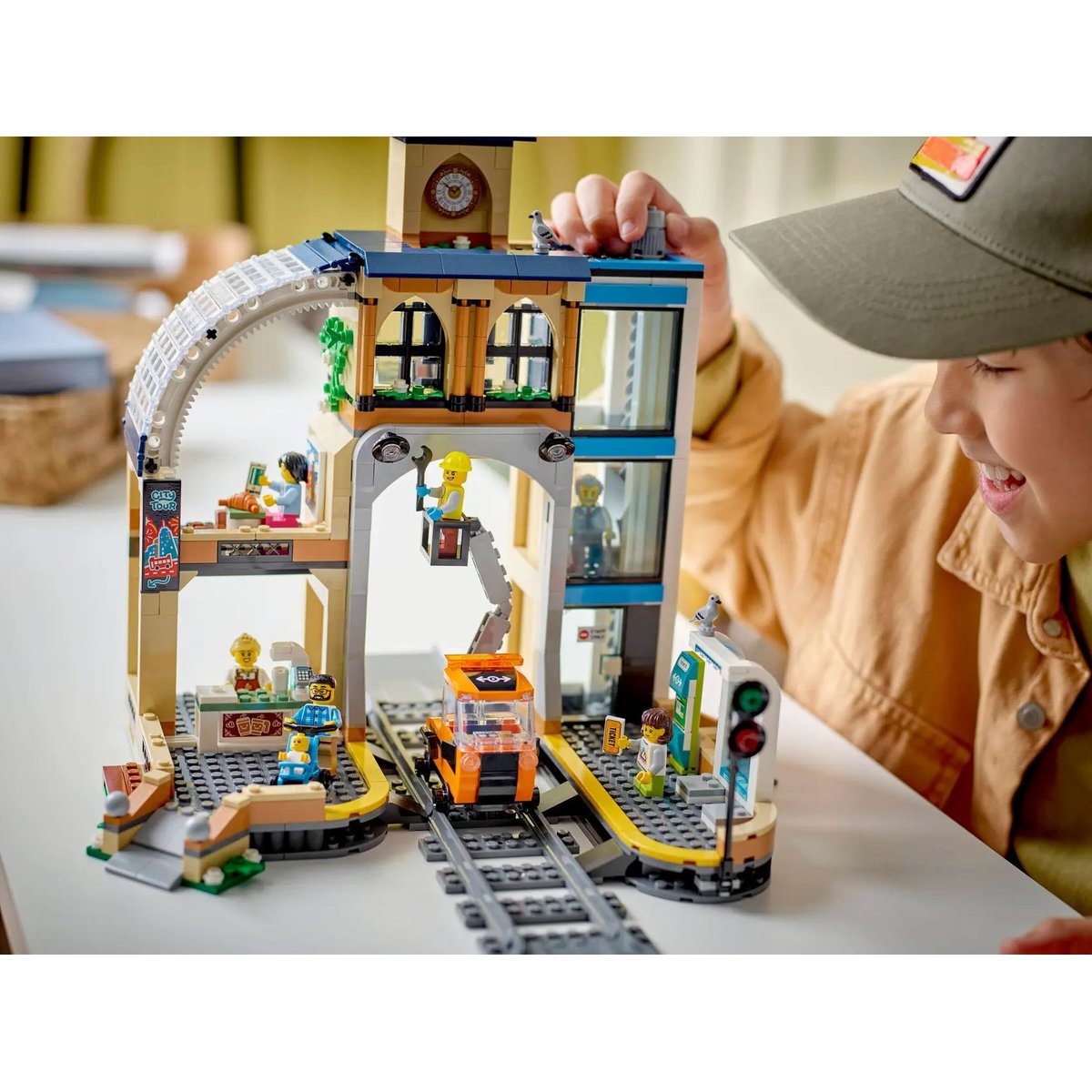 LEGO City - La Gare Centrale 60469 : Set de Construction Amusant et Détail multicolore, LEGO