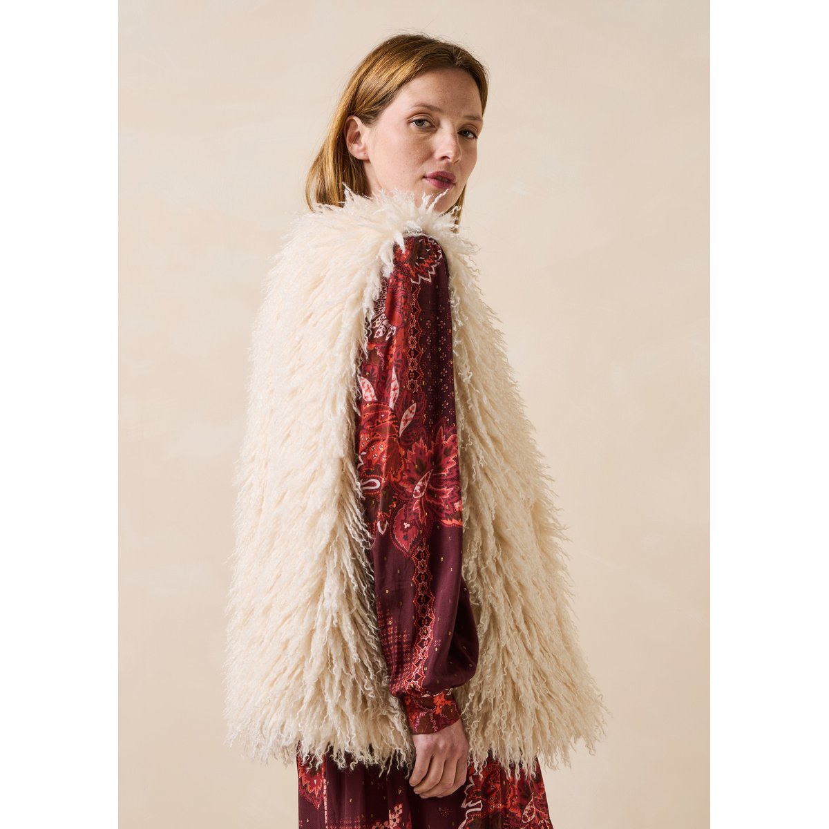 Veste courte en imitation fourrure sans manches ecru, LA FEE MARABOUTEE