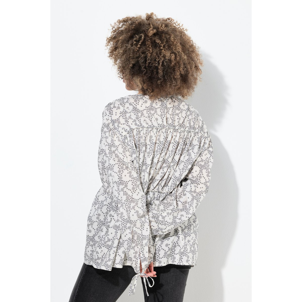 Blouse évasé à ligne en A avec encolure en blanc cassé, ULLA POPKEN