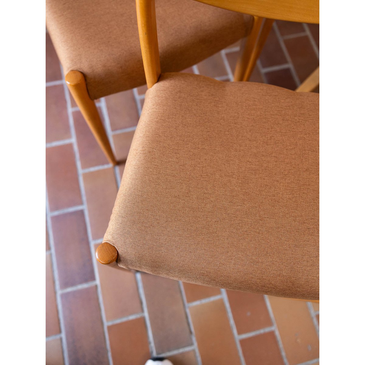Lot de 4 chaises aux teintes douces Alma N°1899 - Bon état corail, DEBONGOUT