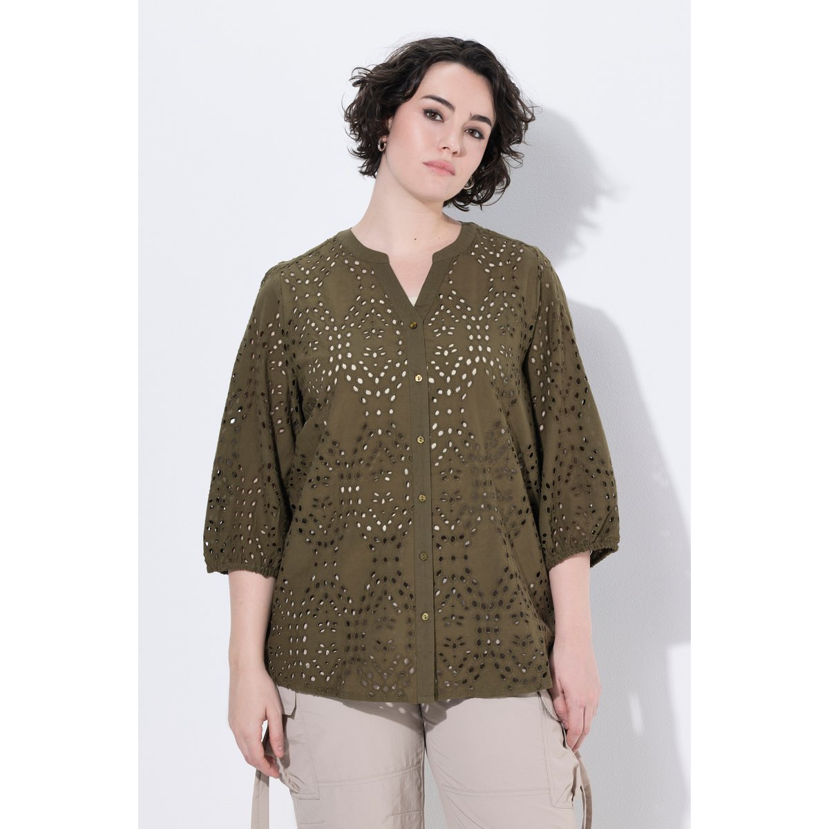 Blouse en coton, broderie, col V, manches 3/4 gris olive, ULLA POPKEN