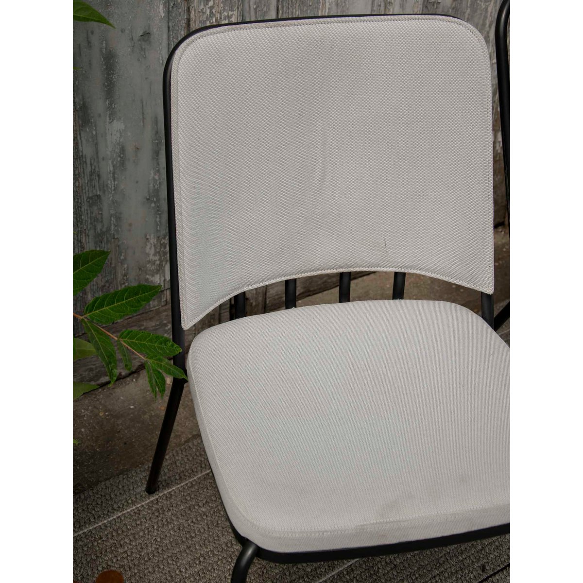 Chaise en tissu et aux lignes épurées Alma N°1757 - Bon état gris, DEBONGOUT