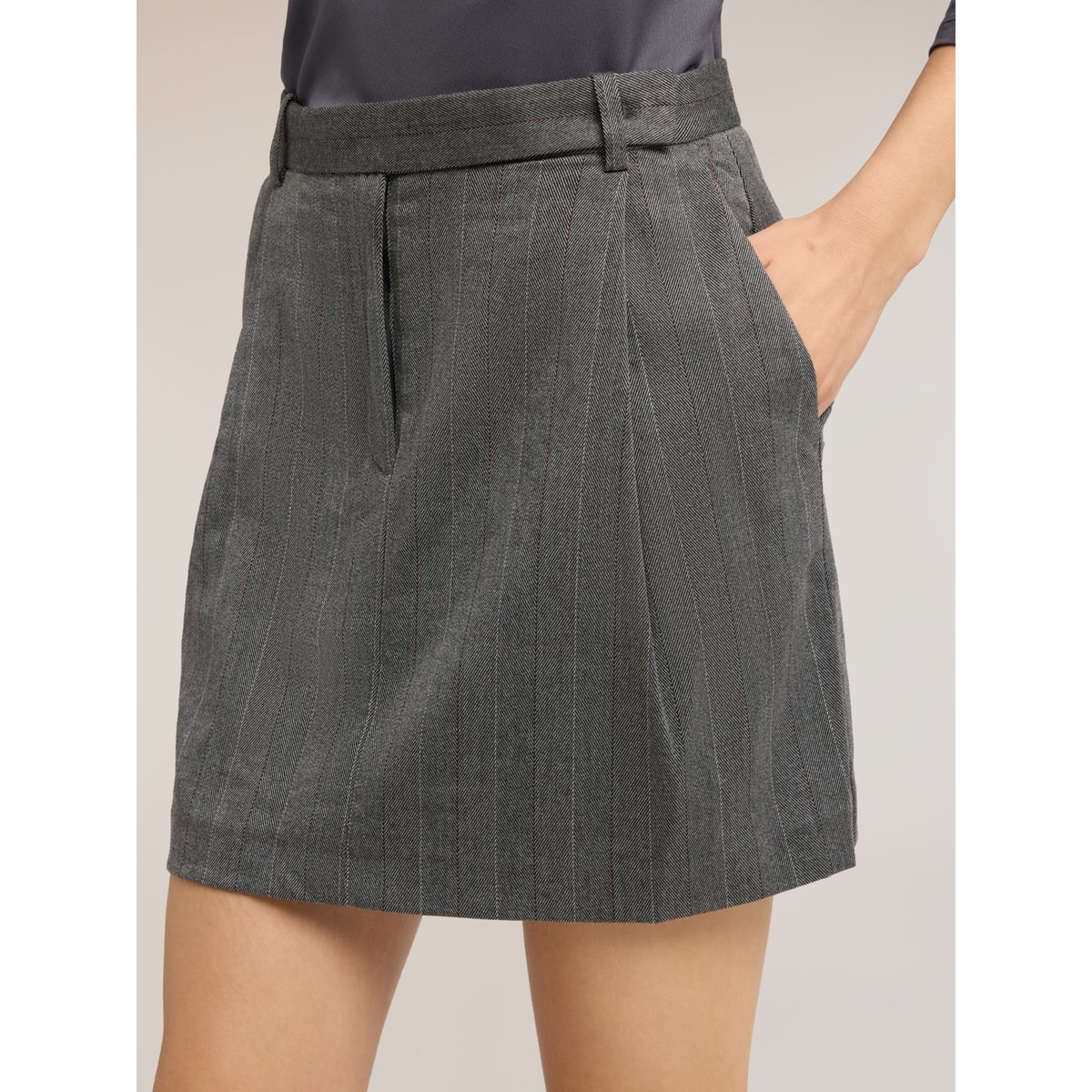 Mini-jupe à rayures tennis avec pinces gris, MOTIVI