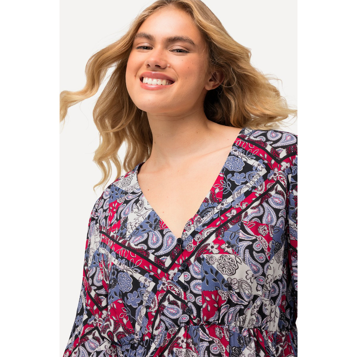 Blouse motif patchwork. Décolleté en V et marine, ULLA POPKEN