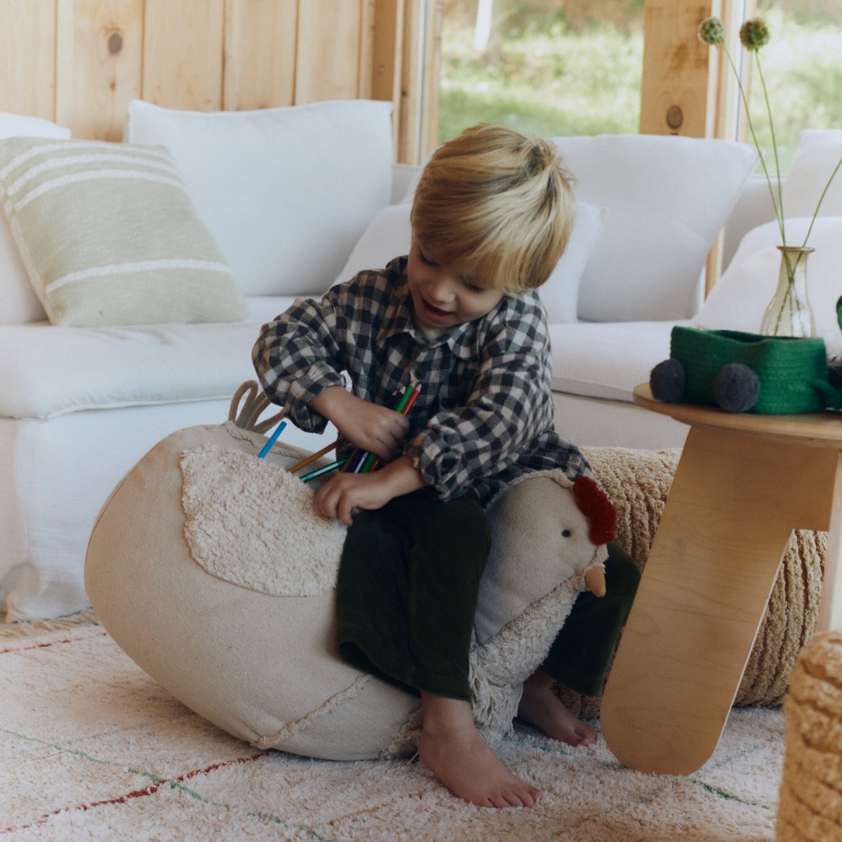 Pouf enfant en coton Poule GROWING UP ON A FARM naturel, LORENA CANALS