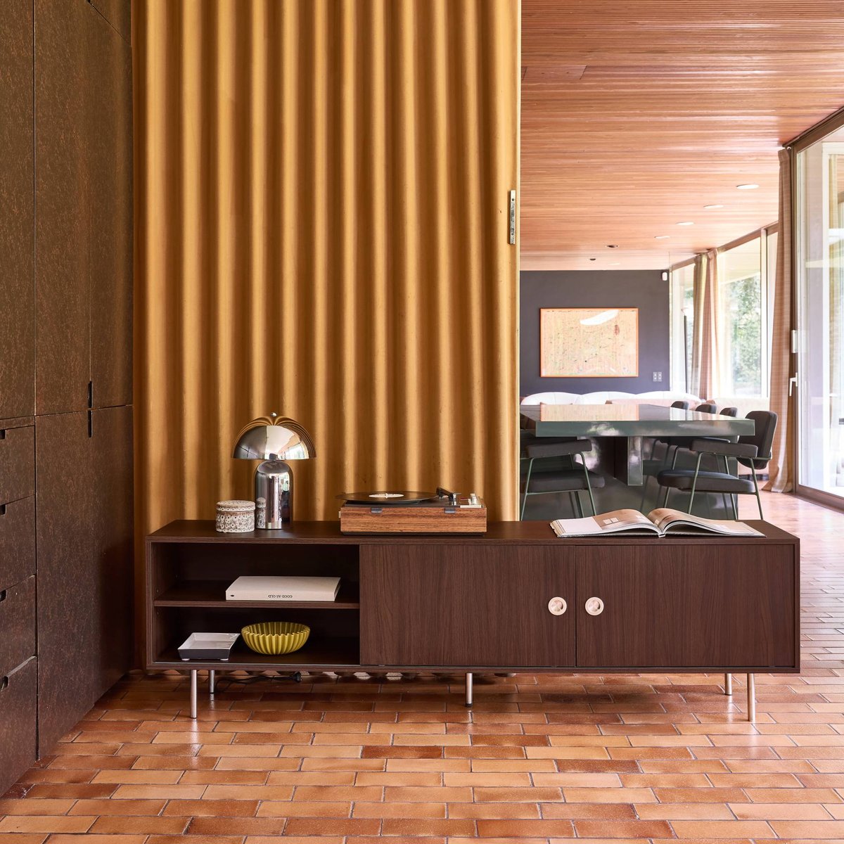 Meuble TV vintage décor bois et acier inoxydable 2 portes 180cm SHELBY noyer, SWEEEK