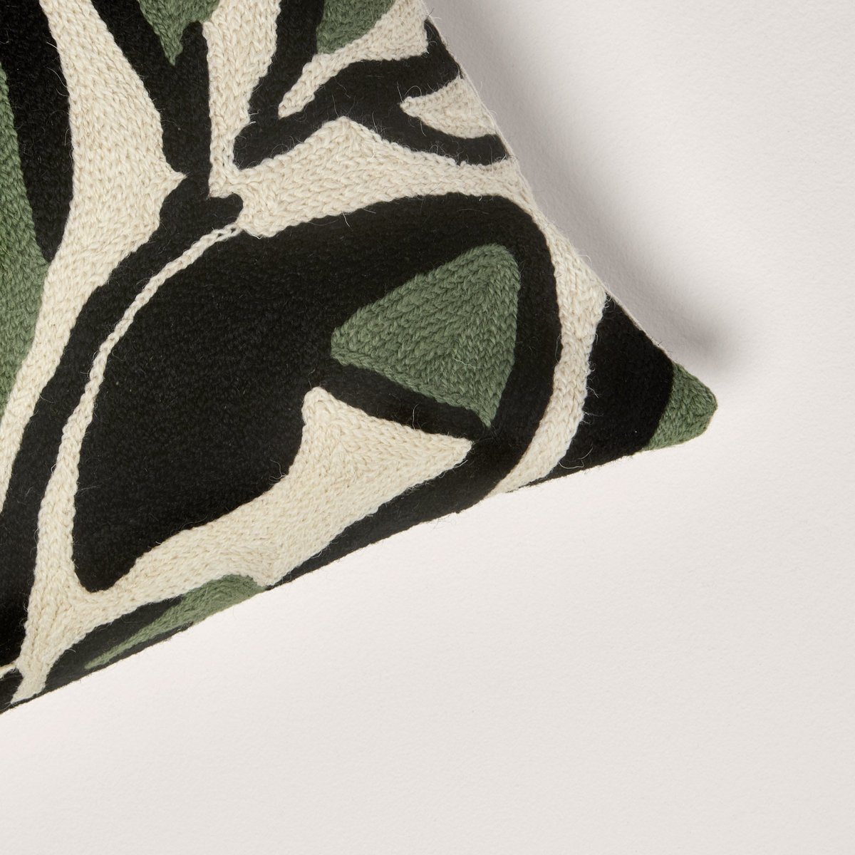Housse De Coussin en Coton brodé de point de chaînette en fil de laine PHEODORA ivoire et sauge, MADURA