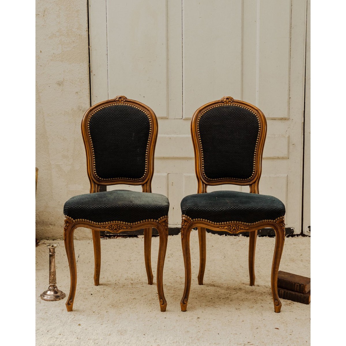 Paire de chaises en bois et tissu noir Claude N°1702 - Bon état bois foncé, DEBONGOUT