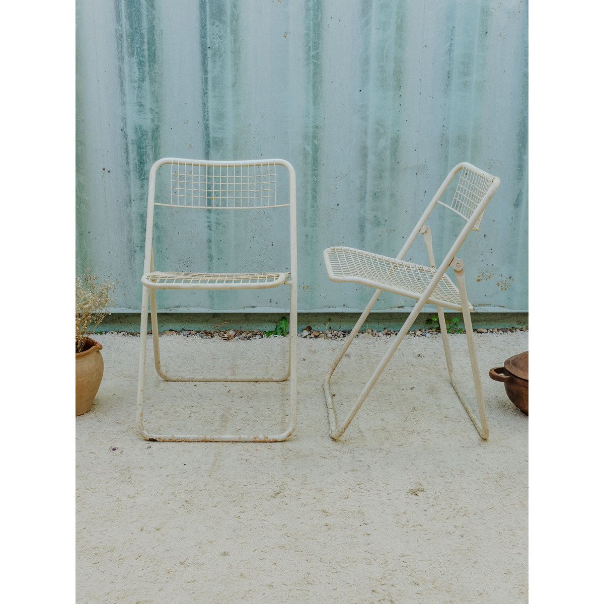 Paire de chaises en métal blanc Alma N°2014 - Bon état blanc, DEBONGOUT