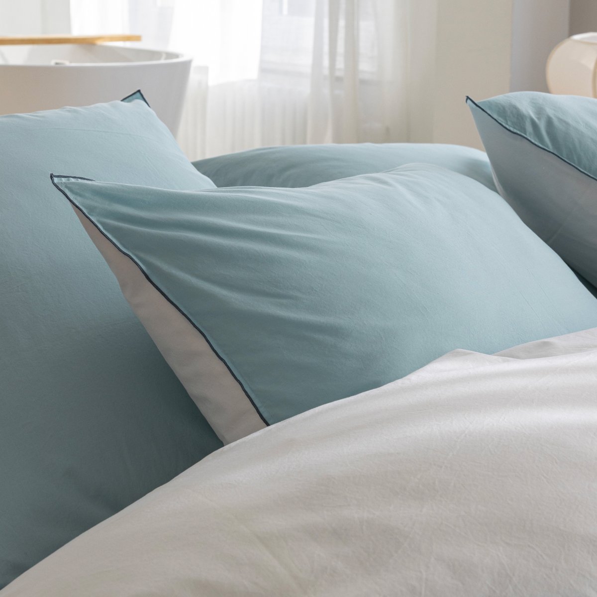 Taie d'oreiller bicolore en percale de coton lavé, DOUCEUR LAVÉE blanc / bleu nordique, BLANC CERISE