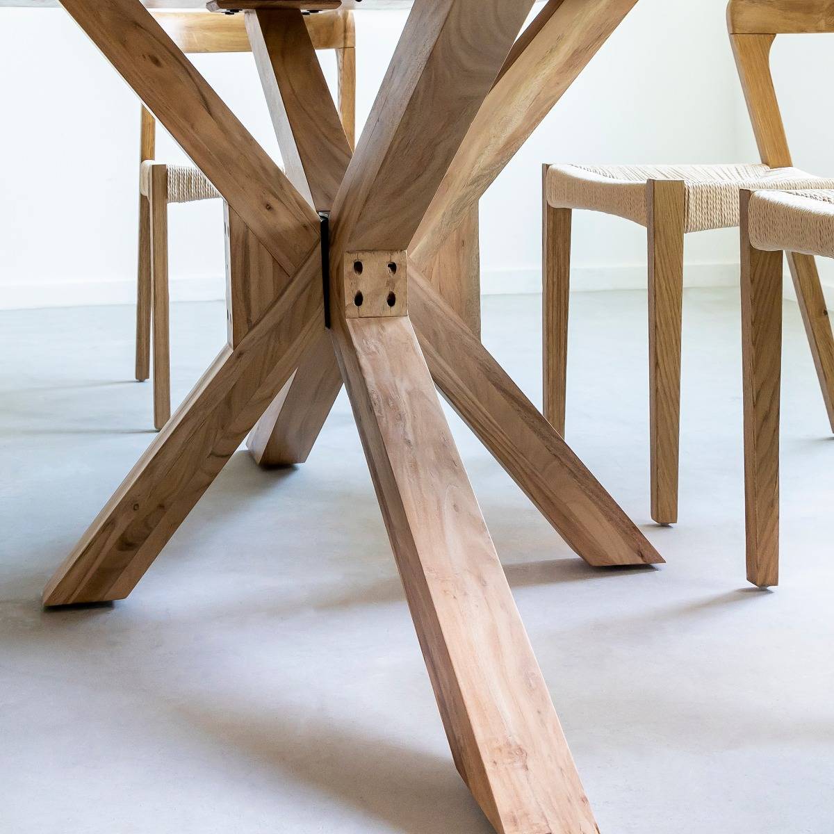 Table à manger en bois d'acacia IZEL bois clair, MADE IN MEUBLES