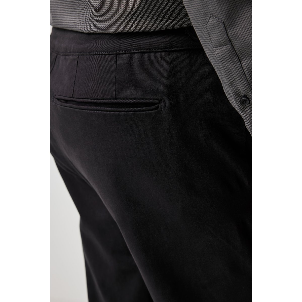 Chino à pinces FLEXNAMIC® noir, JP1880