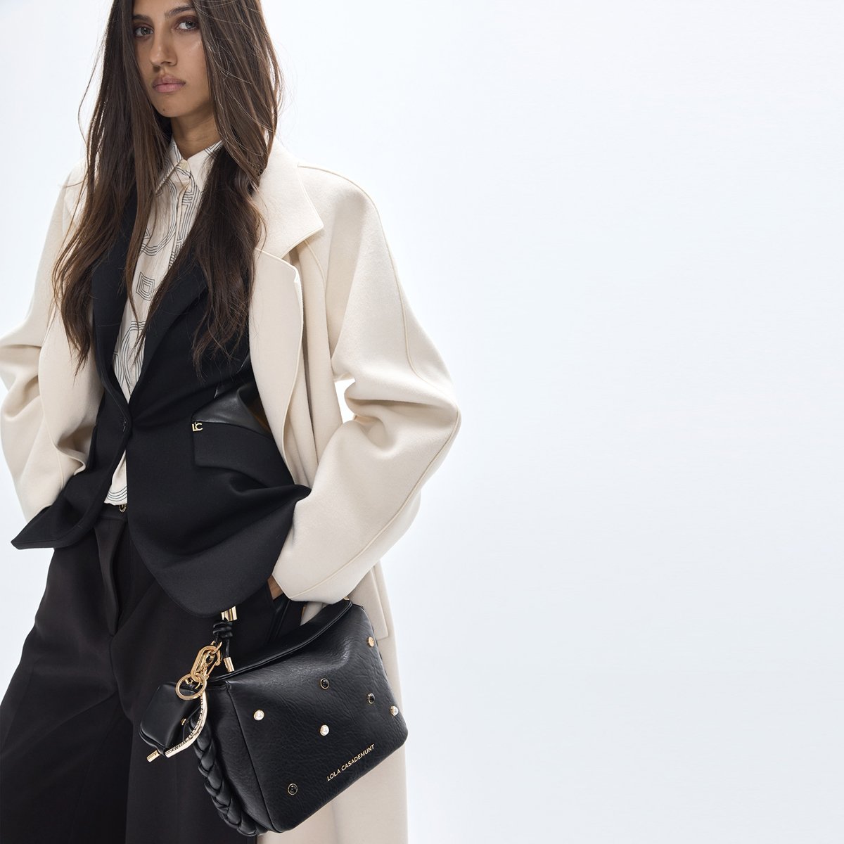 Sac à bandoulière à logo métallique tressé avec perles noir, LOLA CASADEMUNT