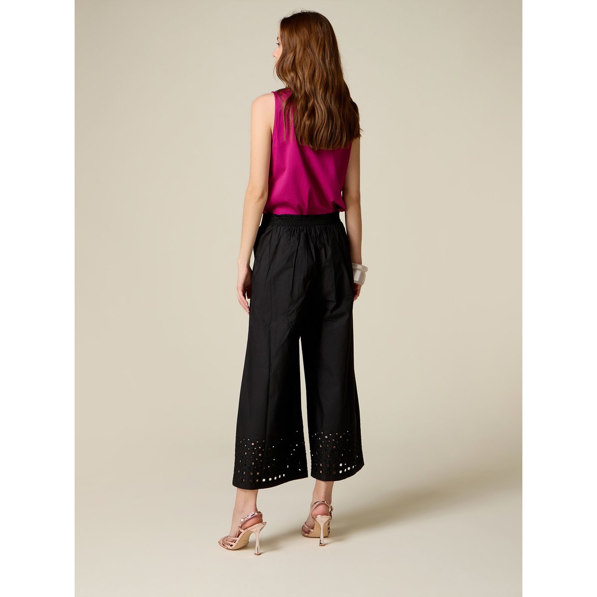 Pantalon cropped avec broderie sur le bas noir, OLTRE