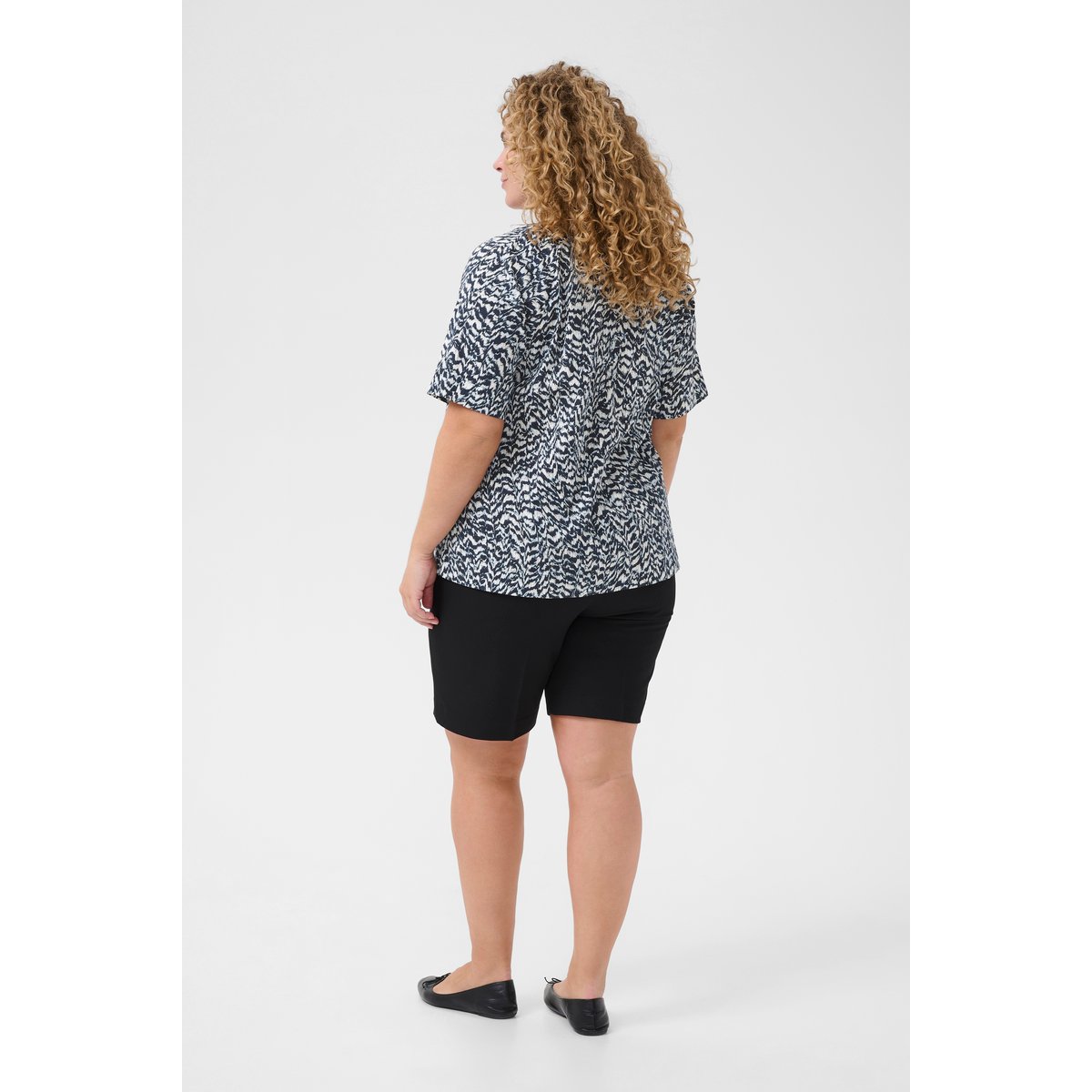 Blouse with short sleeve bleu/blanc graphic print, KAFFE CURVE