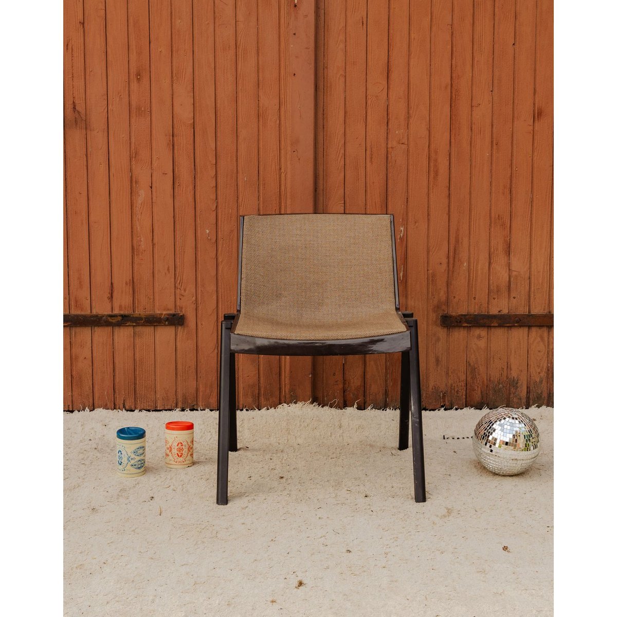 Chaise en plastique marron et tissu beige Alma N°2079 - Bon état marron, DEBONGOUT