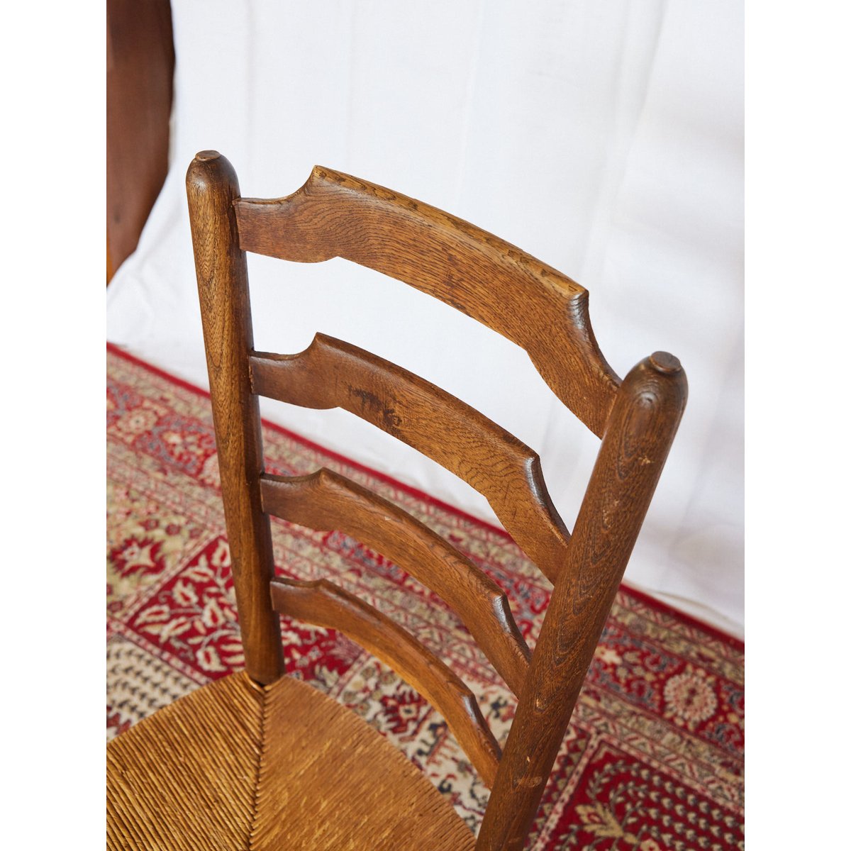Lot de 4 chaises en paille Claude N°1436 - Bon état bois foncé, DEBONGOUT