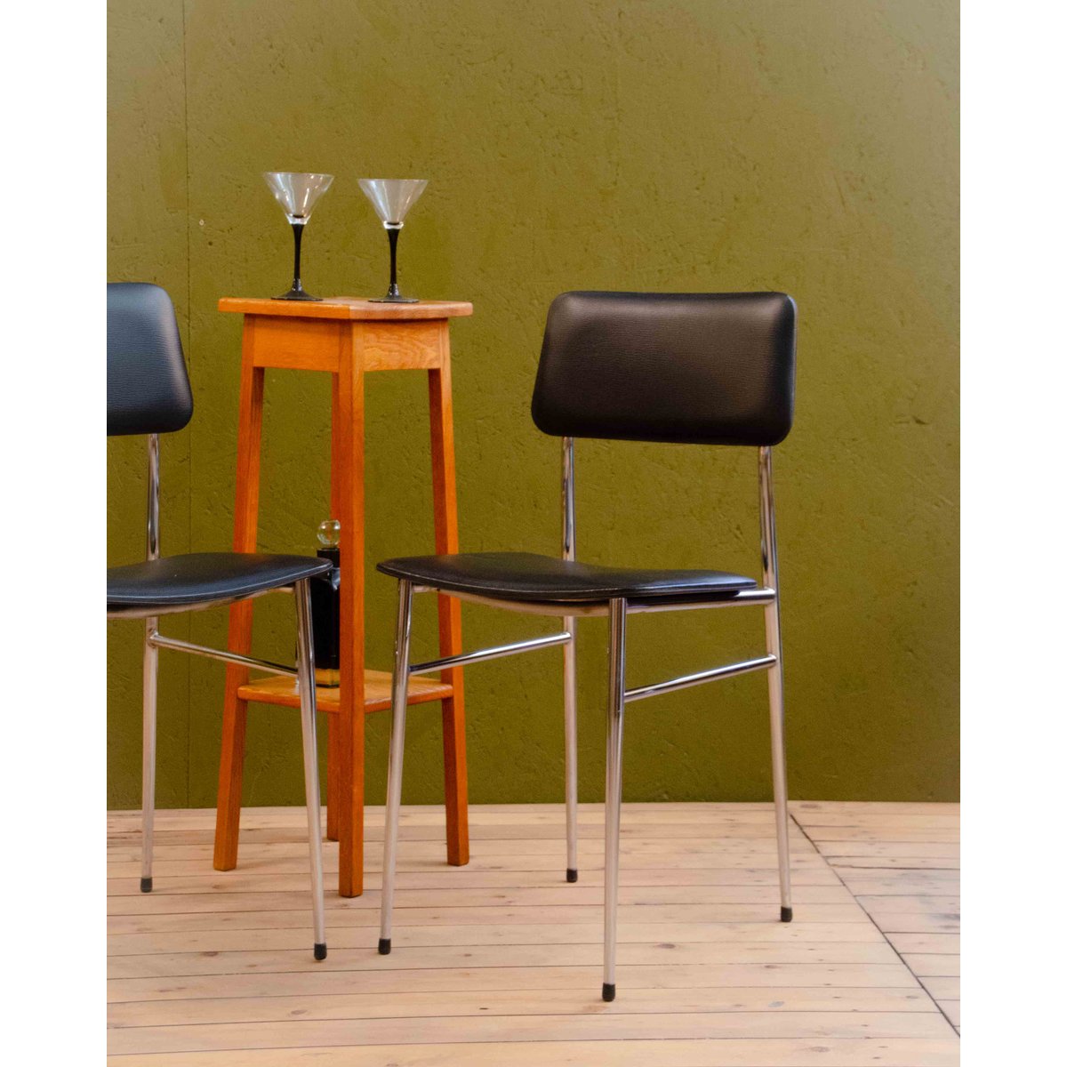 Paire de chaises en skaï Alma N°1934 - Bon état noir, DEBONGOUT
