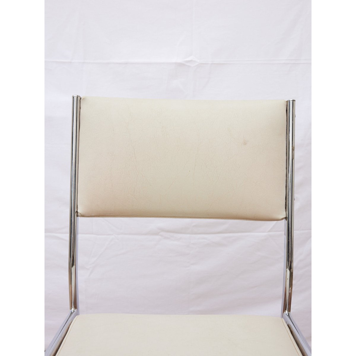 Chaise en skai et chrome Alma N°1725 - Bon état argenté, DEBONGOUT