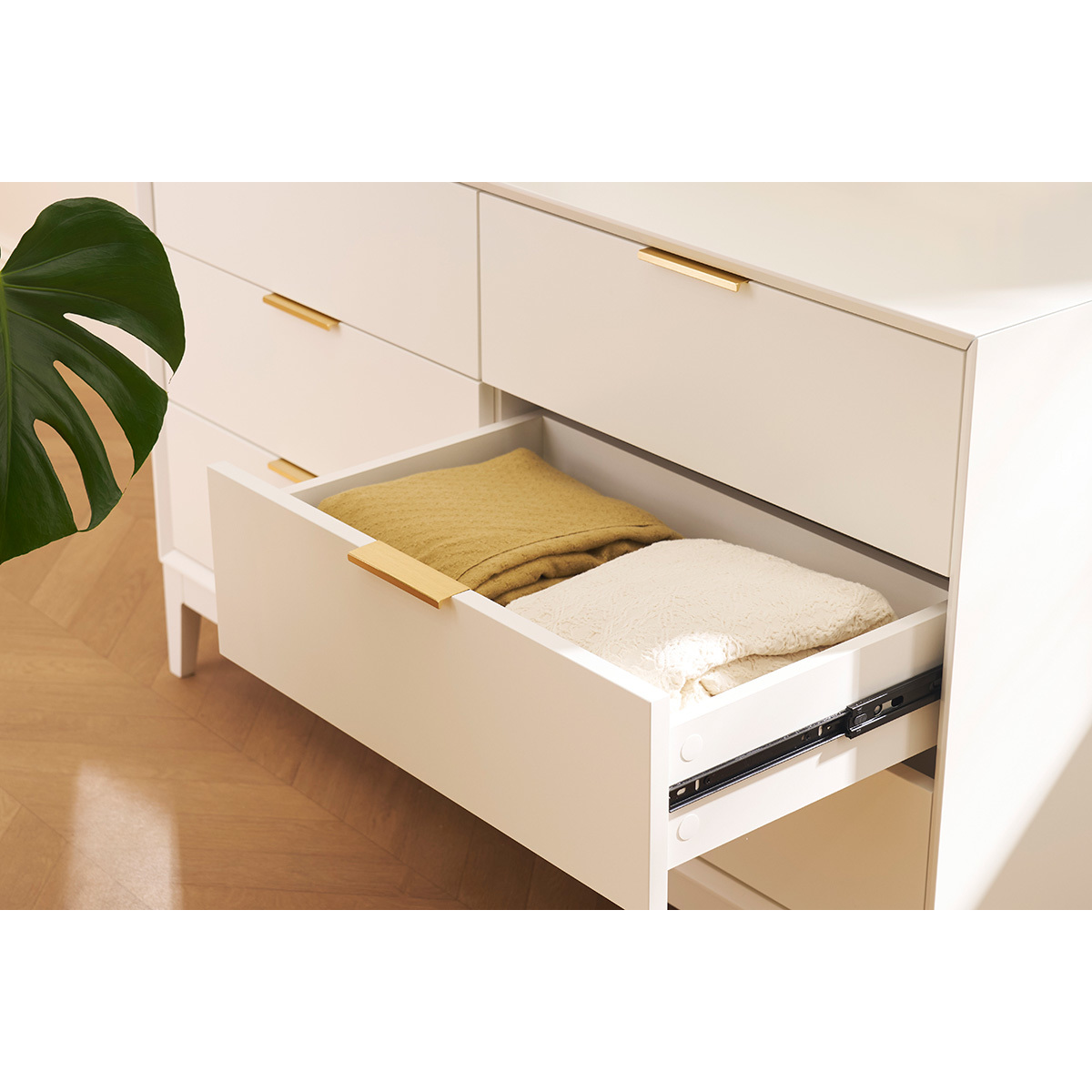 Commode blanche mat et métal doré 6 tiroirs L120 cm GIANA blanc, MILIBOO