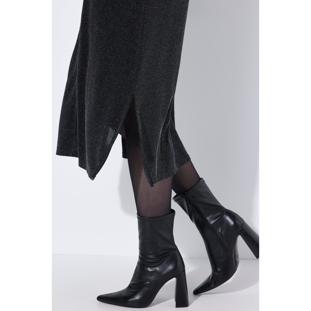 Robe midi scintillante. Décolleté en V noir, ULLA POPKEN