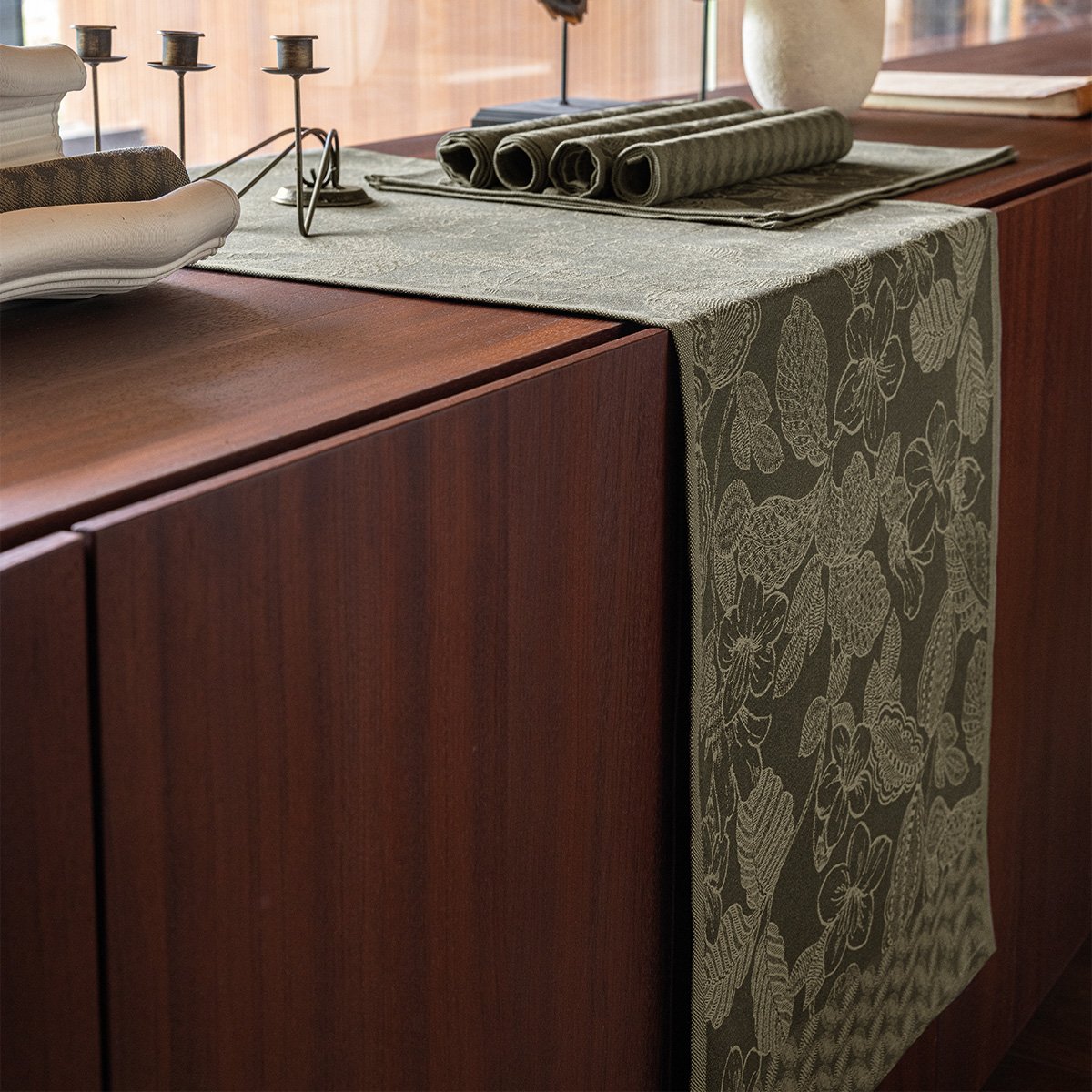 Chemin de table Sulawesi vert canopée, LE JACQUARD FRANCAIS