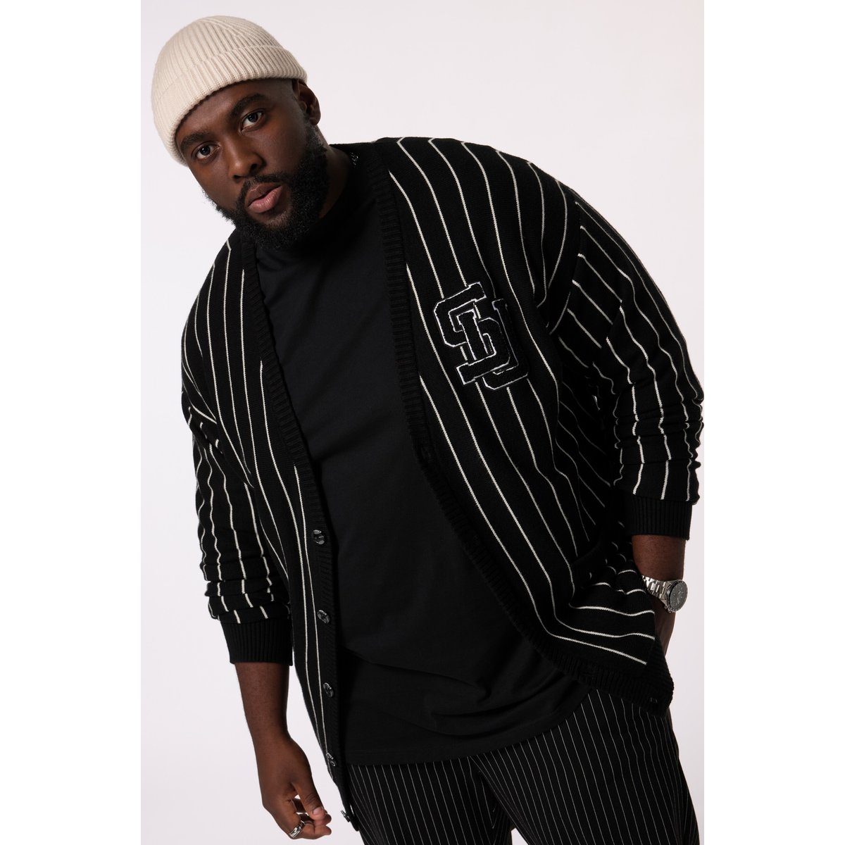 Cardigan col en V, fines rayures et flocage noir, STHUGE